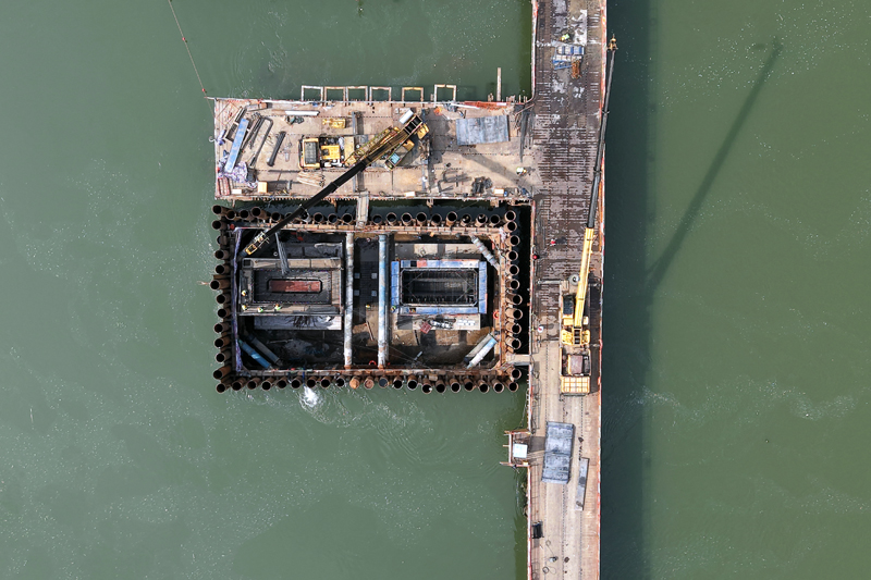 全灌高速湘江鋼便橋工人們在河水中澆筑大橋橋墩。鄧興旺攝