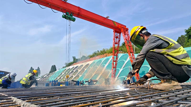 全灌高速2號梁場工人在焊接預(yù)制梁鋼筋。鄧興旺攝