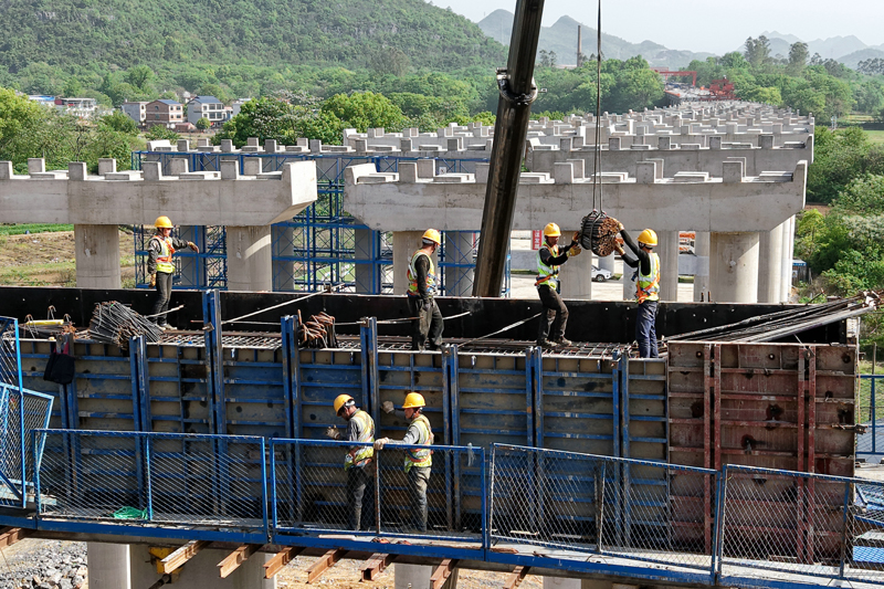 全灌高速公路全州南互通主線3號橋右幅5號蓋梁模板加固及預(yù)埋鋼筋安裝施工。鄧興旺攝