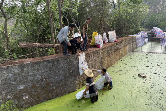 護渠突擊隊在傳遞沙袋堵漏水口。石燕妮攝