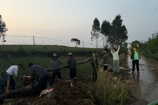 護渠突擊隊在調(diào)試抽水設(shè)備。石燕妮攝