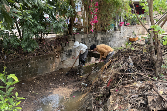 護渠突擊隊在打撈堵塞水渠垃圾。石燕妮攝