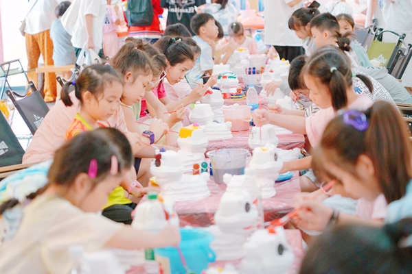 醒獅彩繪吸引游客親手創(chuàng)作。