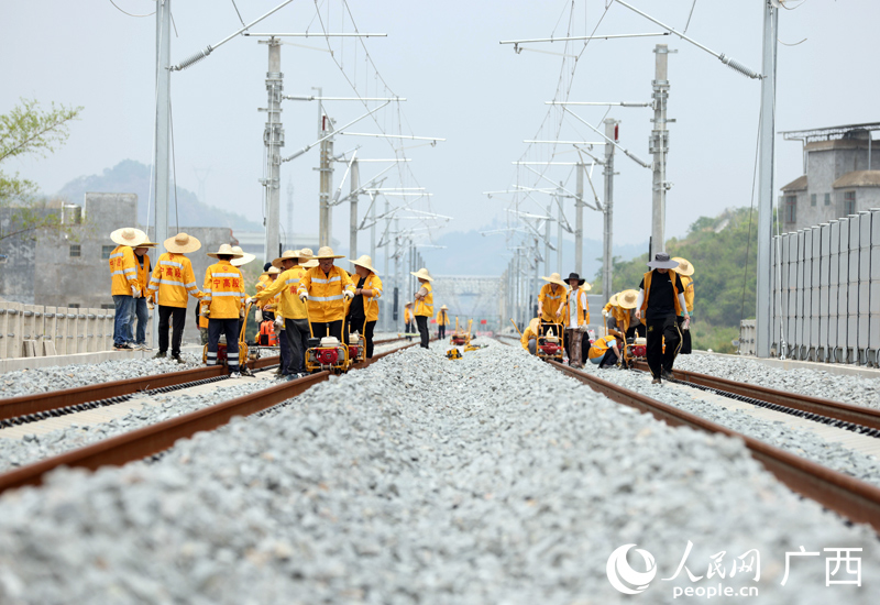 國(guó)鐵南寧局職工正在對(duì)南憑高鐵崇憑段線路進(jìn)行軌道精調(diào)。