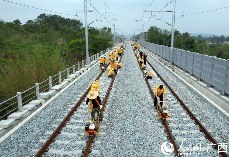 國(guó)鐵南寧局組織來(lái)自南寧高鐵基礎(chǔ)設(shè)施段的60余名專業(yè)骨干參與南憑高鐵崇憑段軌道精調(diào)工作。