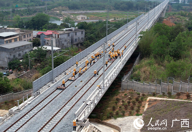 國(guó)鐵南寧局組織來(lái)自南寧高鐵基礎(chǔ)設(shè)施段的60余名專業(yè)骨干參與南憑高鐵崇憑段軌道精調(diào)工作1（馮登海攝）.jpg
