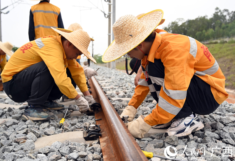 國(guó)鐵南寧局職工正在對(duì)南憑高鐵崇憑段線路進(jìn)行軌道精調(diào)。
