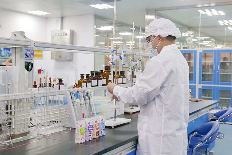 檢測中心工作人員對學(xué)生奶進行質(zhì)檢。何善權(quán)攝