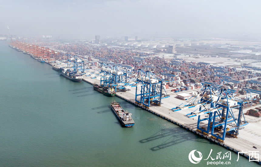 海運(yùn)貨輪正在進(jìn)行集裝箱貨物裝卸。