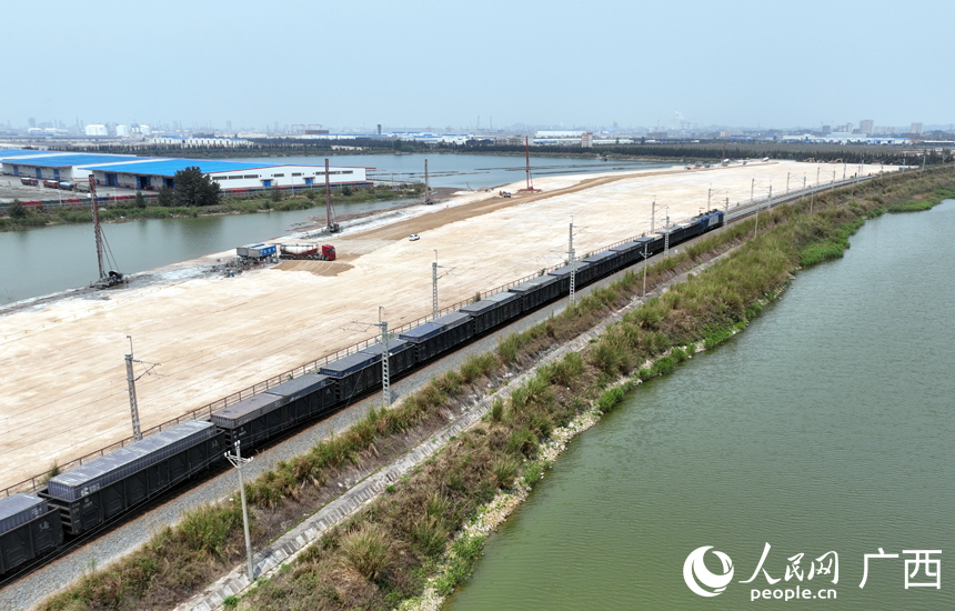 一趟滿載貨物的西部陸海新通道鐵海聯(lián)運(yùn)班列，從廣西欽州港東站緩緩駛出。