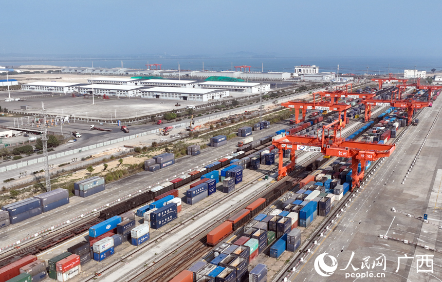 自動(dòng)化龍門吊正在進(jìn)行裝卸作業(yè)。