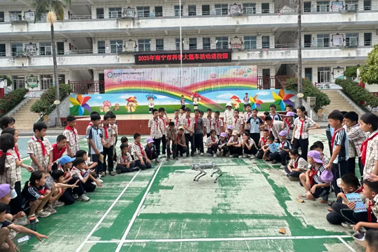 小朋友在與機器狗互動