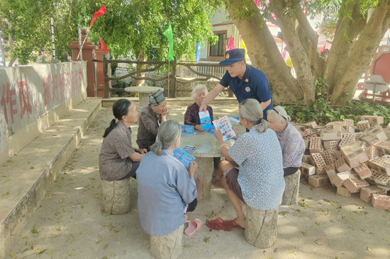 進村入戶發(fā)放消防宣傳資料