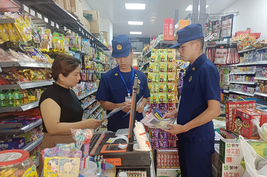 為市場攤主發(fā)放消防宣傳材料