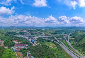 橫跨富萬村的倒水立交高速大橋