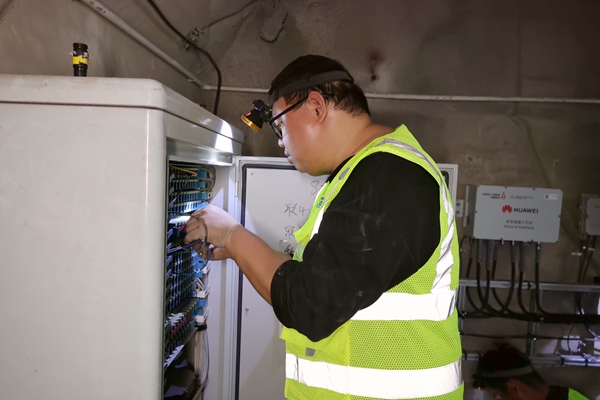 涵洞內(nèi)5G網(wǎng)絡(luò)升級改造。俸越攝