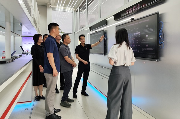 “數(shù)智世界，一觸即達(dá)”展車體驗(yàn)。華為云供圖
