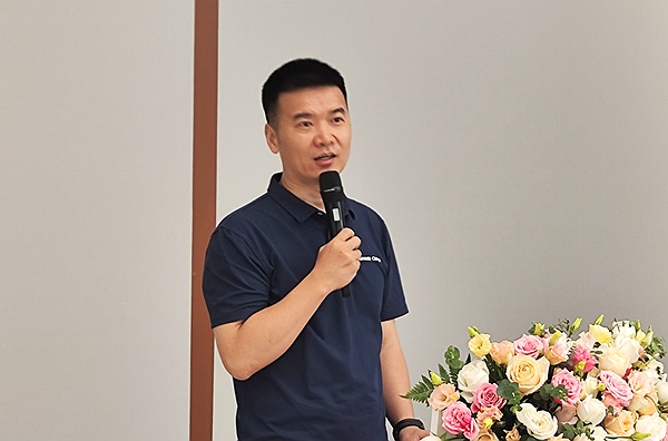 華為云生態(tài)發(fā)展與運(yùn)營(yíng)部南區(qū)總經(jīng)理吳曉強(qiáng)致辭。華為云供圖