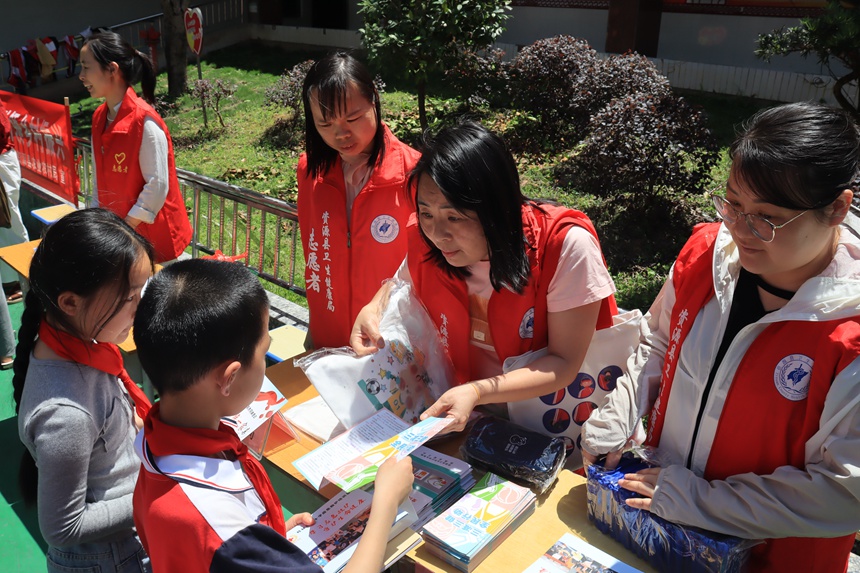 科普志愿者向?qū)W生講解科普知識(shí)