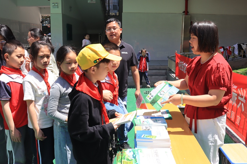 科普志愿者向?qū)W生講解科普知識