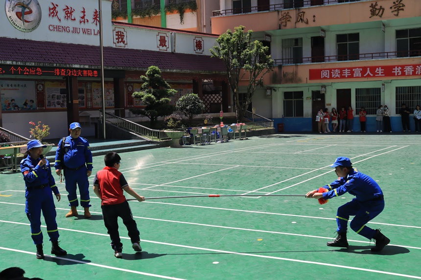 藍天救援隊志愿者們現(xiàn)場演練“涉水安全救援”