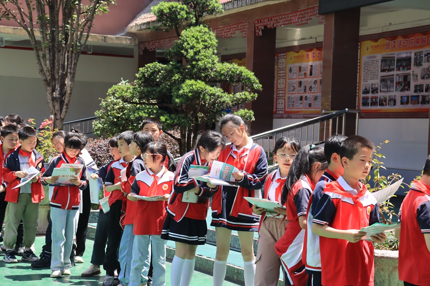 同學(xué)們閱讀科普知識(shí)宣傳資料