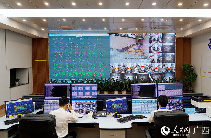 大藤峽水力發(fā)電廠中控室。人民網(wǎng)記者 陳燕攝