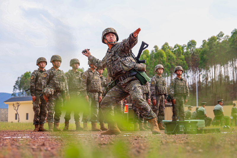 官兵進(jìn)行防爆彈投擲訓(xùn)練。韓垚翔攝