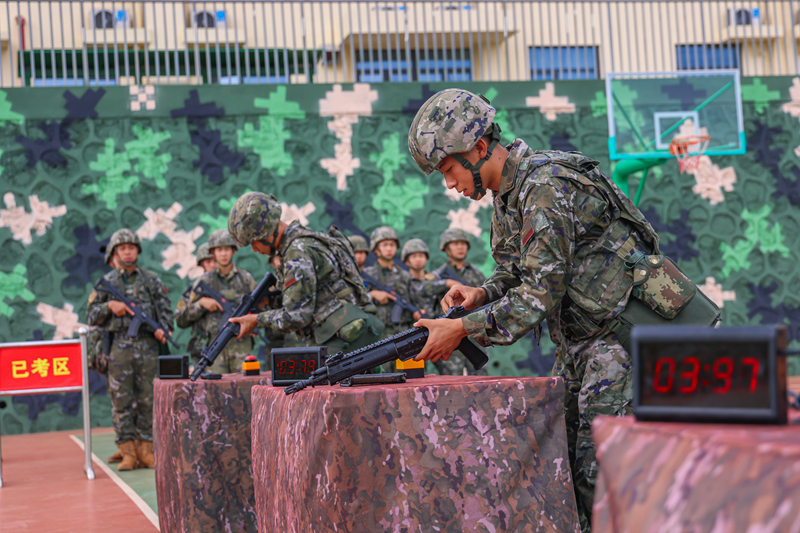 官兵進(jìn)行武器分解結(jié)合考核。林道磊攝