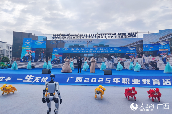 文藝演出現(xiàn)場。人民網(wǎng)記者 王勇攝