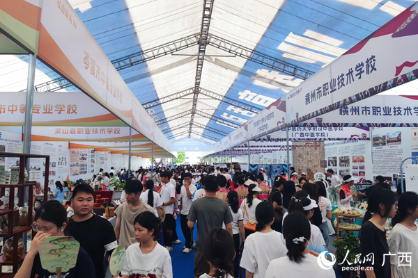 展區(qū)現(xiàn)場人頭攢動。人民網(wǎng)記者 王勇攝