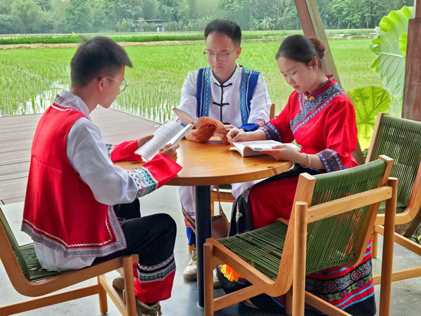 大新縣堪圩鄉(xiāng)組織開展稻田閱讀活動(dòng)。