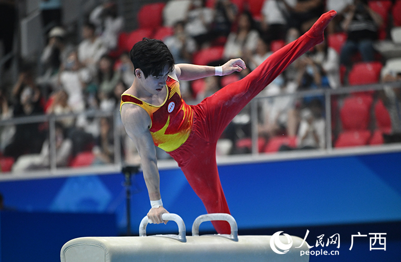 張博恒在進(jìn)行鞍馬項(xiàng)目。人民網(wǎng) 雷琦竣攝