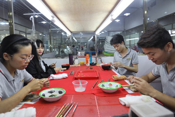 工人正在加工黃金飾品。陶勝平攝