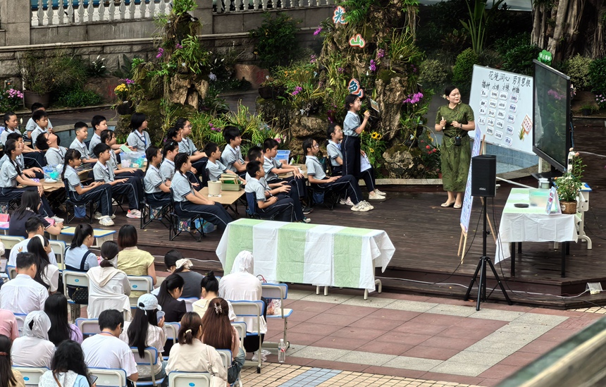 勞動(dòng)教師饒雨鳳帶領(lǐng)學(xué)生以戶外校園花境為媒介，將勞動(dòng)技能與藝術(shù)創(chuàng)作相結(jié)合，完成了課程的學(xué)習(xí)，習(xí)得了技能。2