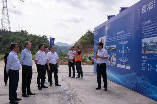 領(lǐng)導嘉賓參觀項目介紹。鄧瑩仙攝