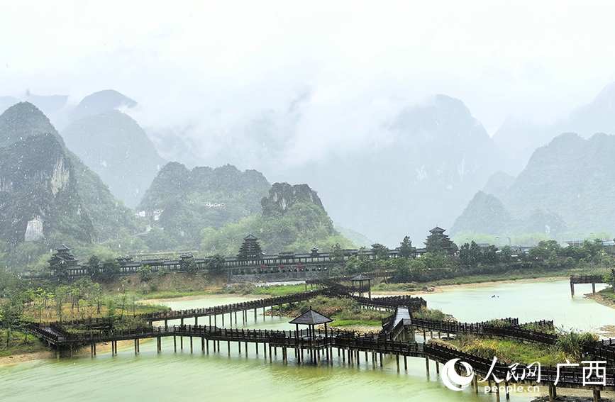 雨中浩坤村。人民網(wǎng) 付華周攝