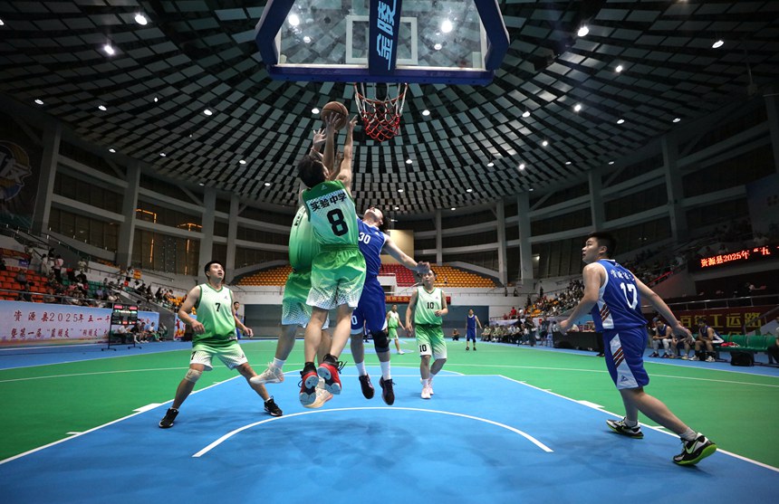 決賽中，雙方隊(duì)伍正在籃下進(jìn)行激烈的拼搶。