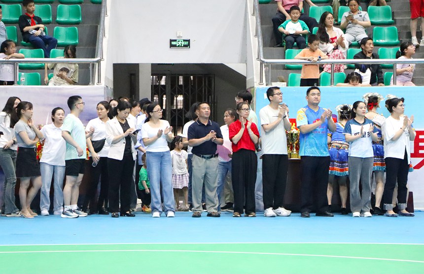 觀眾席上加油聲、歡呼聲此起彼伏。