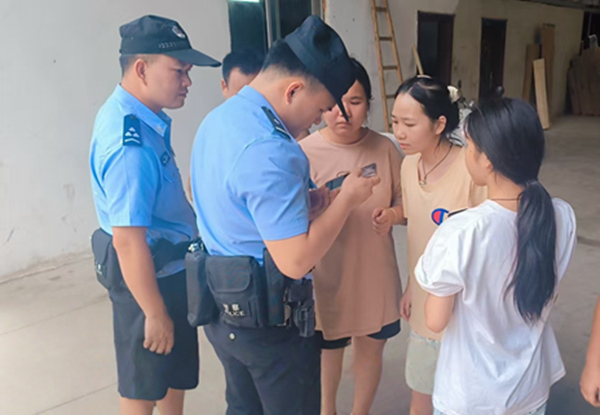 民警在排查線索。李聰攝