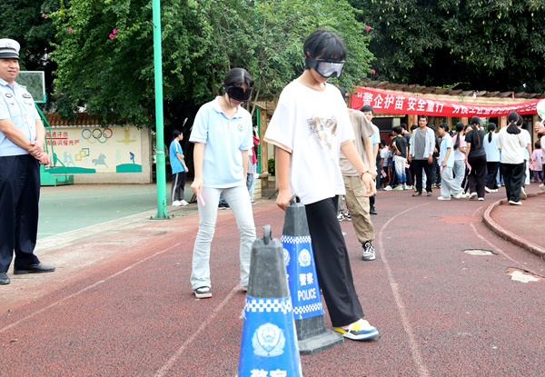 “醉駕”模擬體驗。