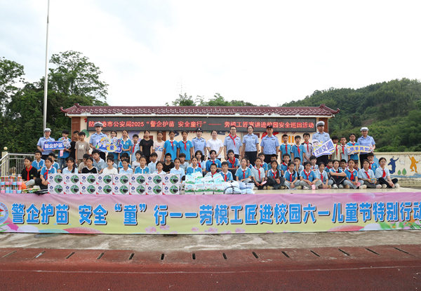 民警與學(xué)生合影。