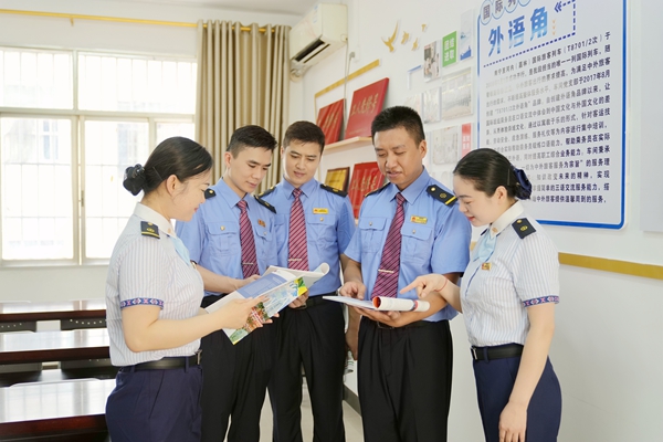 國際列車乘務(wù)員在車間外語角學(xué)習(xí)越南語。曹爍攝