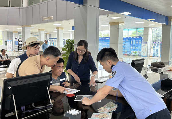 為游客辦理證件。