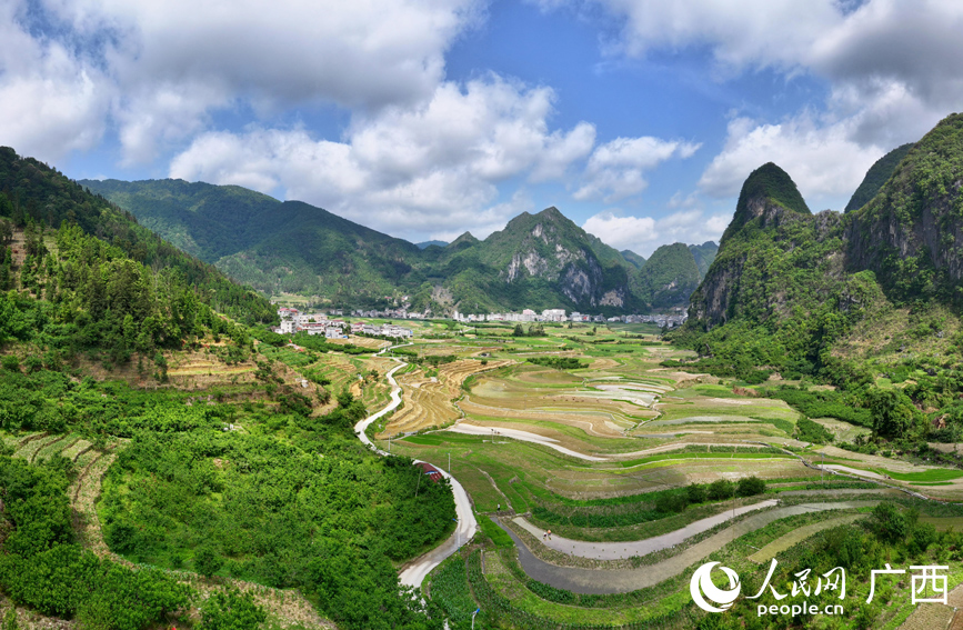梯田與道路、藍天白云等交相輝映，美不勝收。