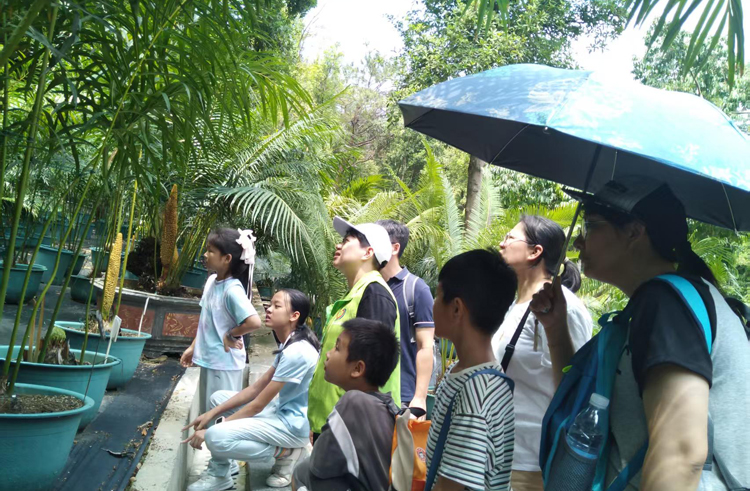 青秀山風(fēng)景區(qū)圍繞”竹子的生存智慧”開展生物多樣性科普講解，吸引大量游客傾聽了解。