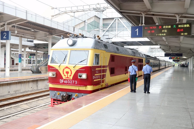 T8701次中越國(guó)際旅客列車(chē)從南寧站發(fā)車(chē)。林鶴攝