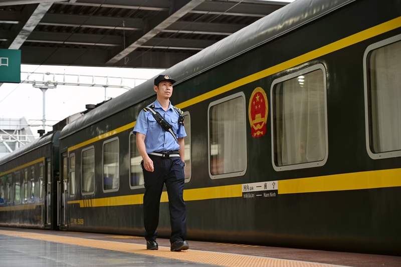 車(chē)輛乘務(wù)長(zhǎng)在南寧站站臺(tái)對(duì)中越國(guó)際旅客列車(chē)始發(fā)前進(jìn)行一次例行檢查作業(yè)。廖炳達(dá) 攝.jpg