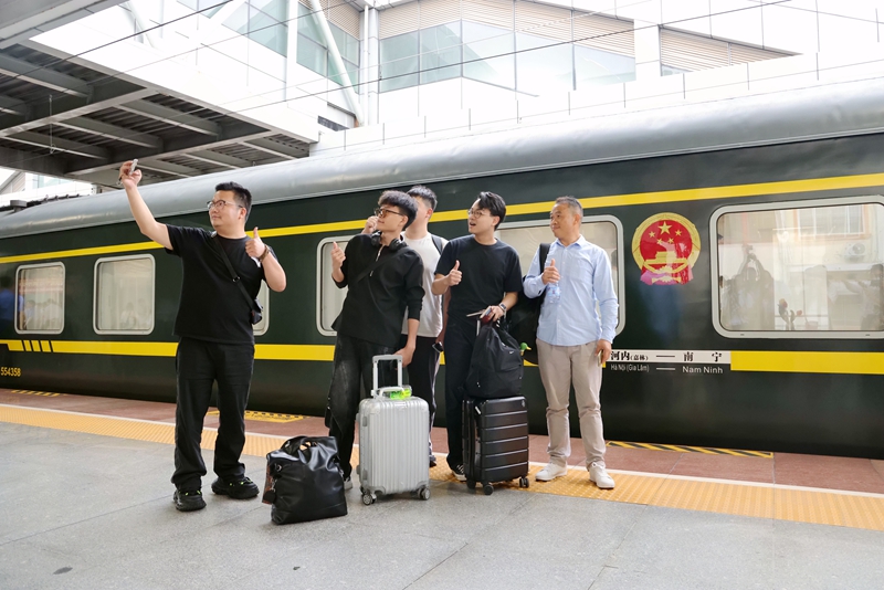 旅客與中越國(guó)際旅客列車(chē)合影。楊羨樹(shù)攝