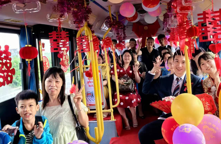 市民使用公交車舉辦婚禮，既保留喜慶氛圍又節(jié)省開(kāi)支